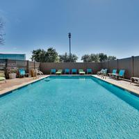 Holiday Inn Express & Suites Irving Conv Ctr - Las Colinas