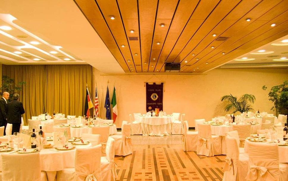 Banquet hall Photo